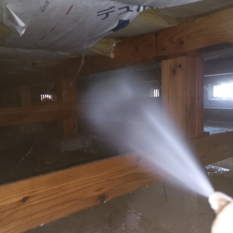 床下木材にシロアリ駆除剤を散布