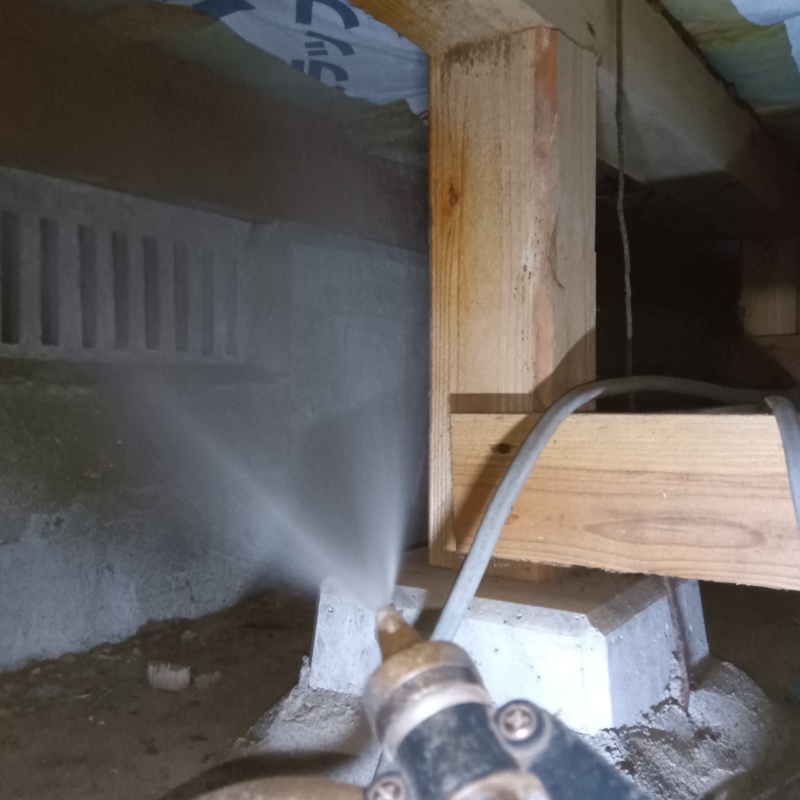 基礎にシロアリ駆除剤を散布