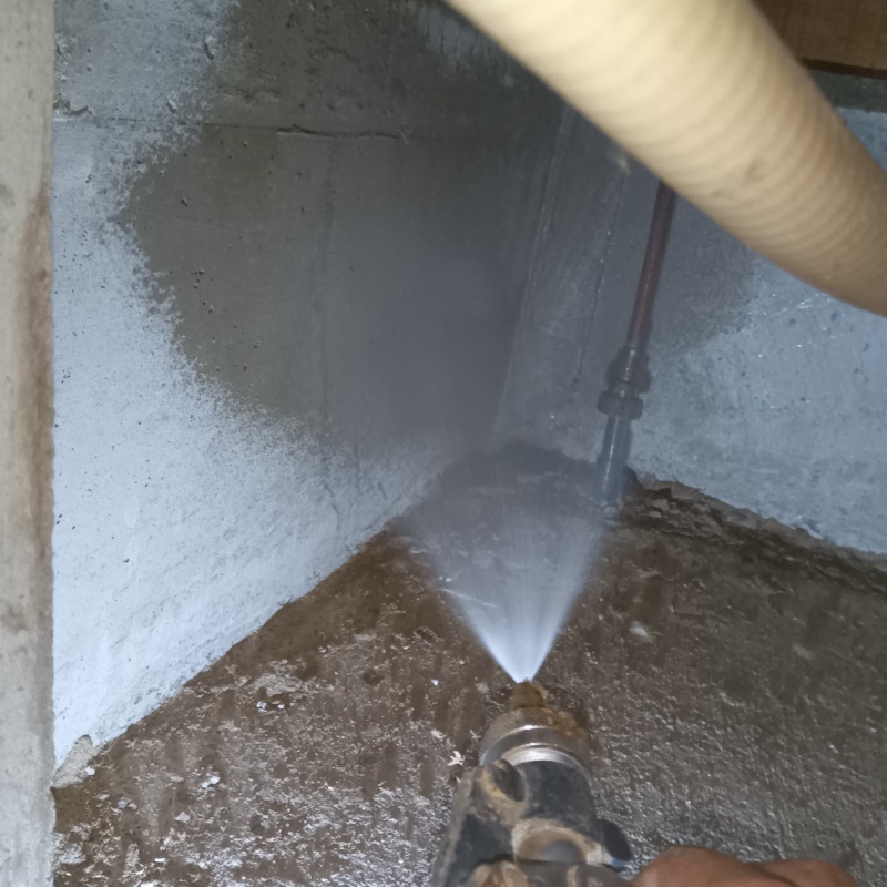 基礎にシロアリ駆除剤を吹き付けている様子