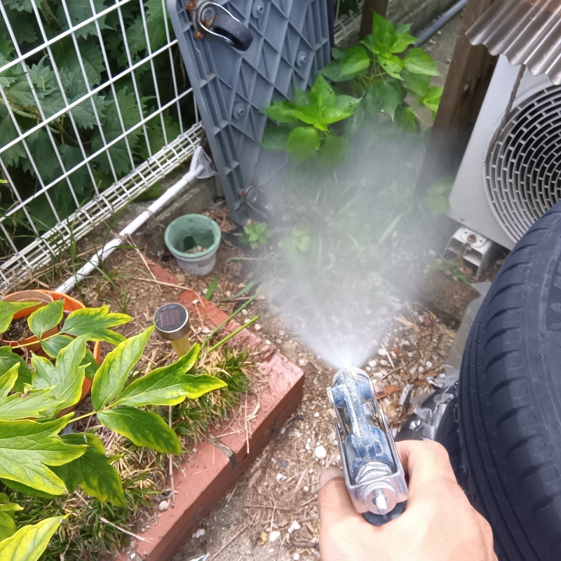 建物外周の土壌にシロアリ駆除剤を散布