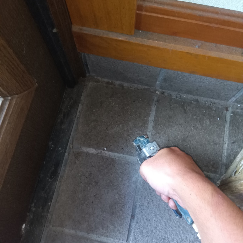 玄関床の目地からシロアリ駆除剤を注入