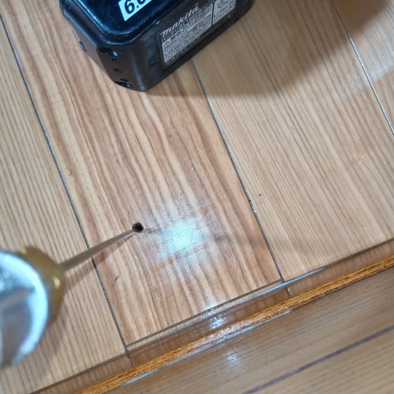 フローリングに穴を開けてシロアリ駆除剤を注入