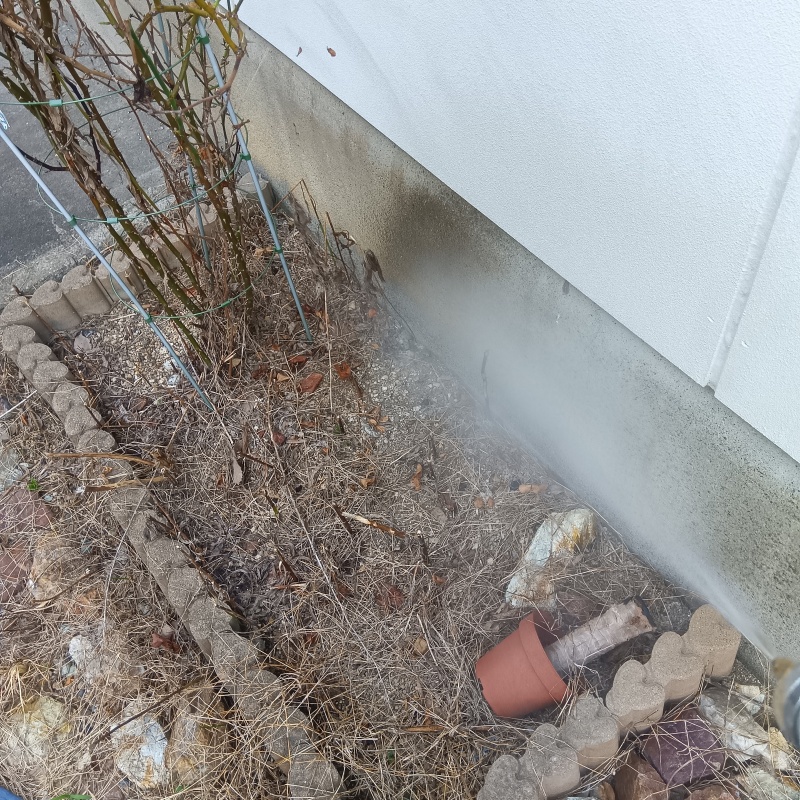 建物外周の土壌にシロアリ駆除剤を散布