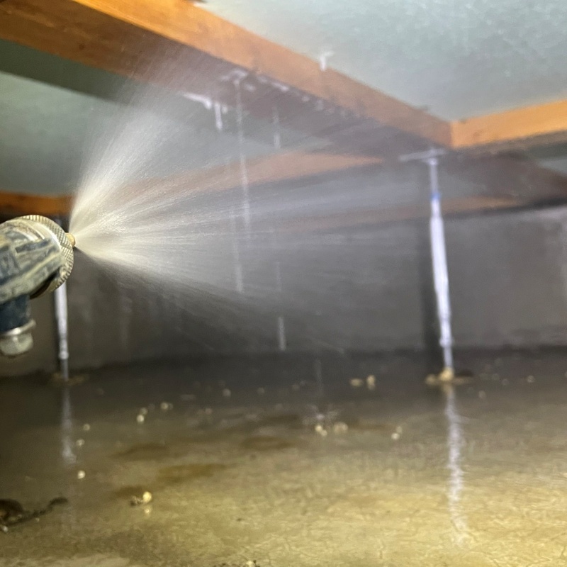 床下木材に防蟻剤を散布