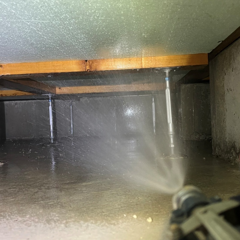 地面・基礎に防蟻剤を散布