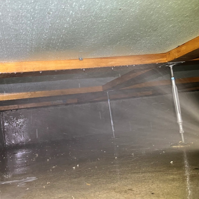 地面・基礎に防蟻剤を吹き付ける様子