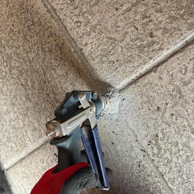 玄関床に穴を開けて防蟻剤を注入