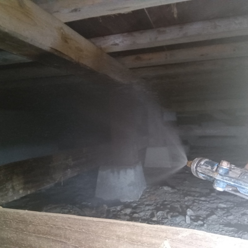 床下木材にシロアリ駆除剤を散布