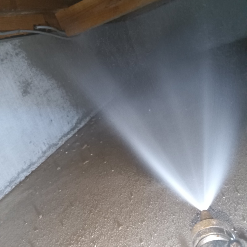 地面・基礎にシロアリ駆除剤を散布