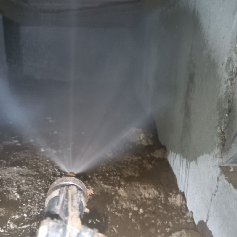 地面・基礎にシロアリ駆除剤を吹き付ける様子