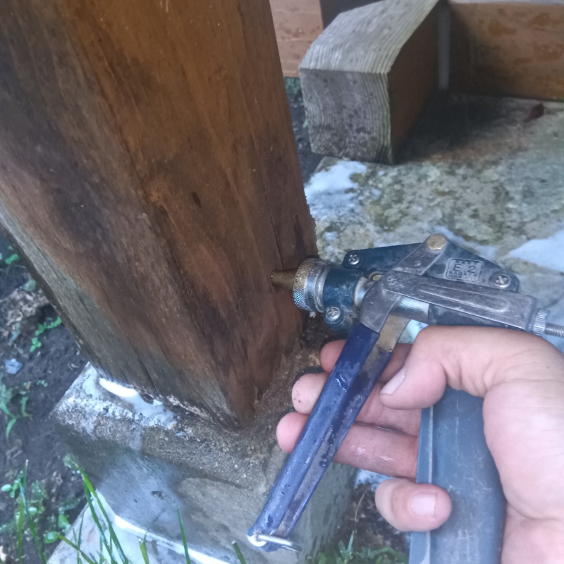 木の柱に穴を開けてシロアリ駆除剤を注入