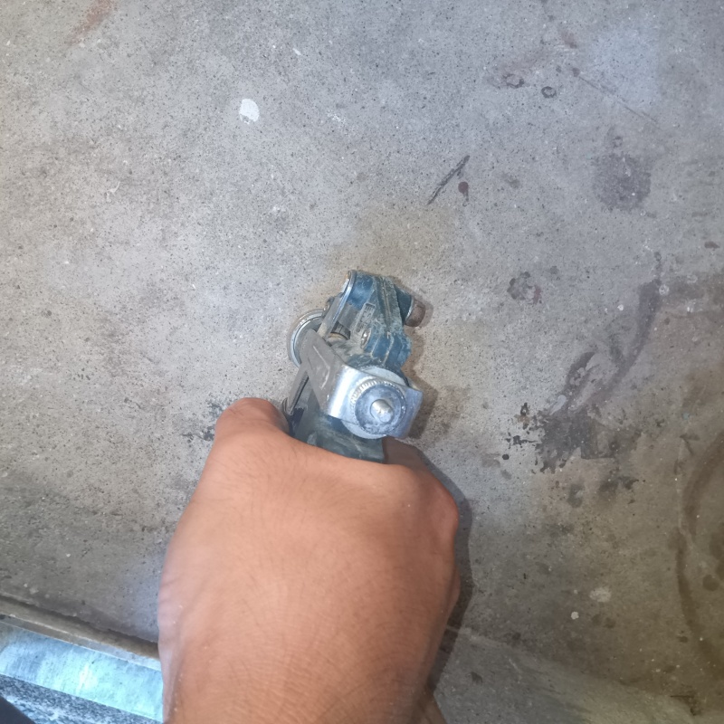 コンクリートに穴を開けてシロアリ駆除剤を注入