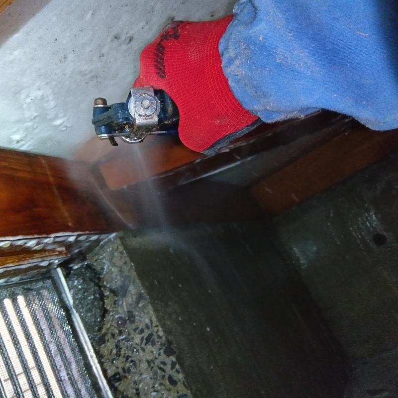 床下木材にシロアリ駆除剤を散布