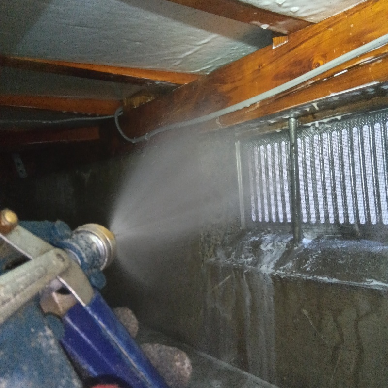 床下断熱材にシロアリ駆除剤を散布