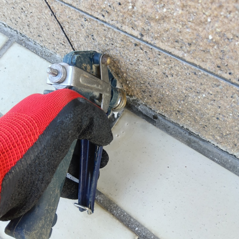 玄関床に穴を開けてシロアリ駆除剤を注入