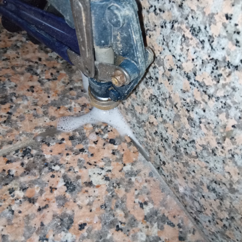 玄関床の目地からシロアリ駆除剤を注入