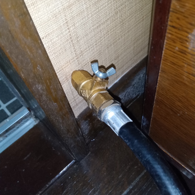 壁材に穴を開けてシロアリ駆除剤を注入