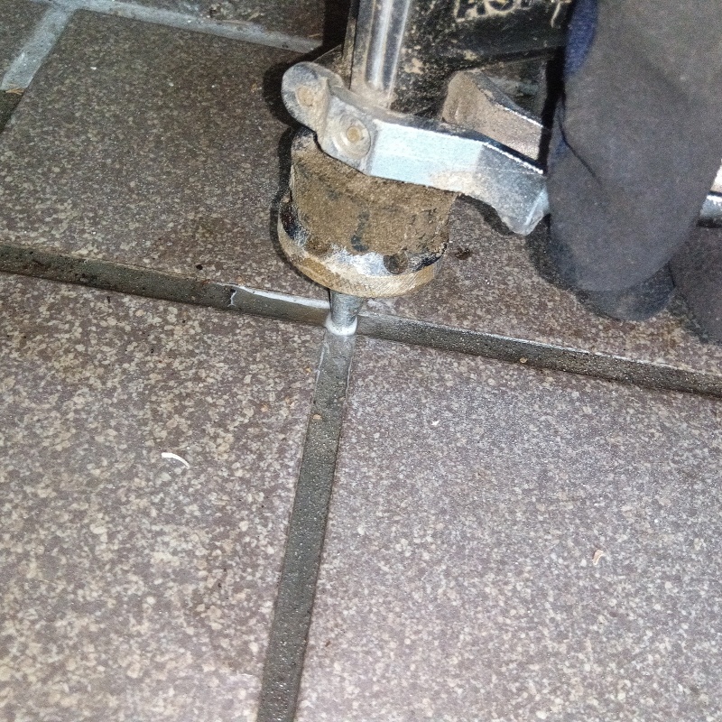 玄関床の目地からシロアリ駆除剤を注入