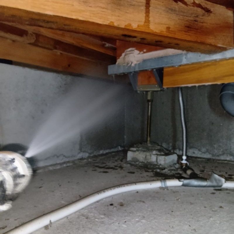 床下木材に防蟻剤を散布