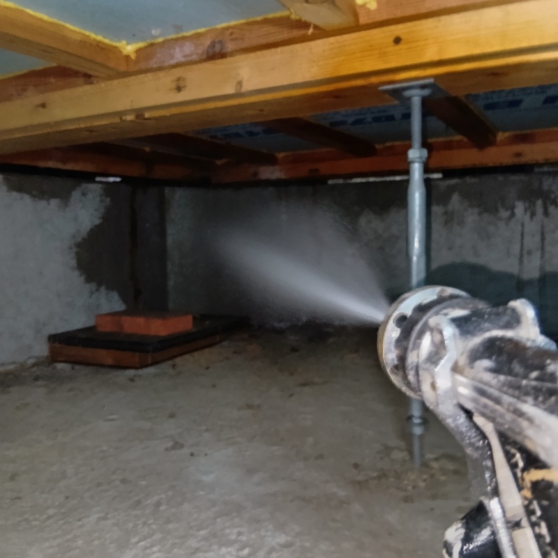 基礎に防蟻剤を散布