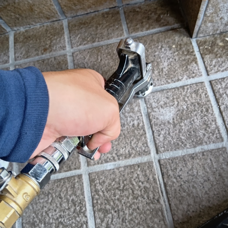 玄関床に穴を開けて防蟻剤を注入