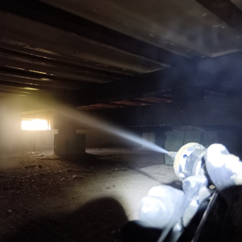 床下木材にシロアリ駆除剤を散布