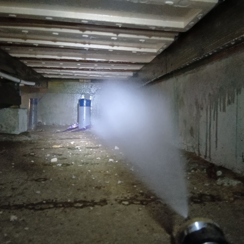 地面・基礎にシロアリ駆除剤を散布