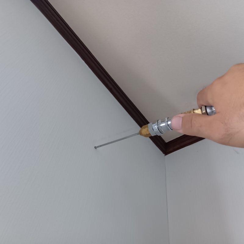 壁材に穴を開けてシロアリ駆除剤を注入