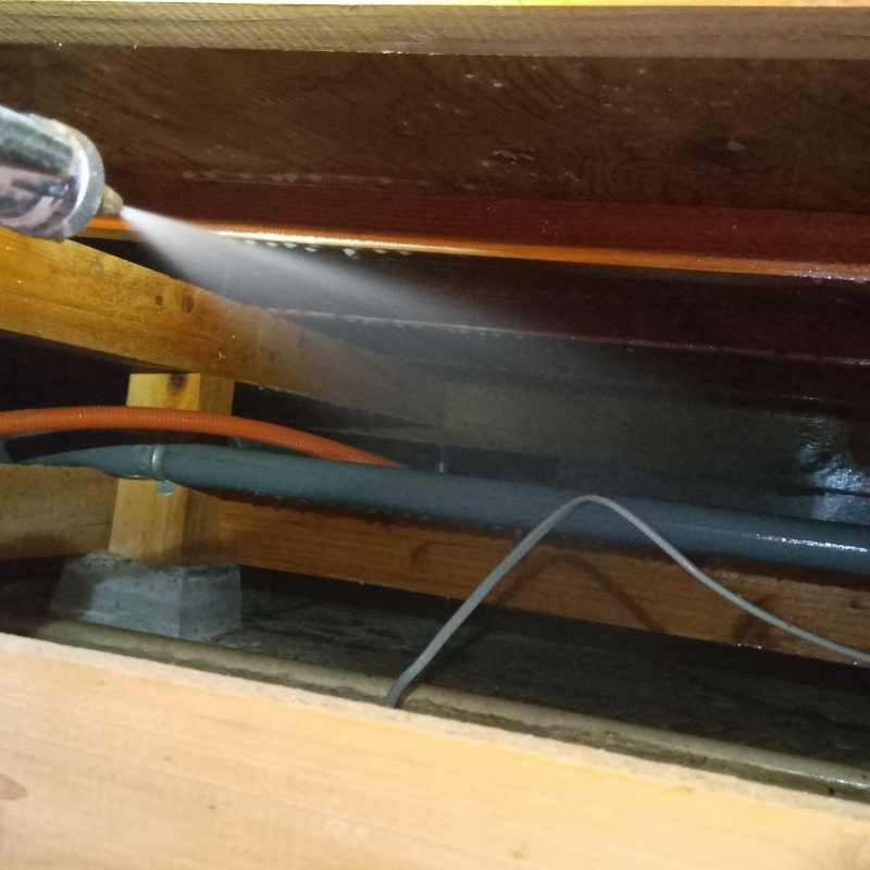 床下木材にシロアリ駆除剤を散布