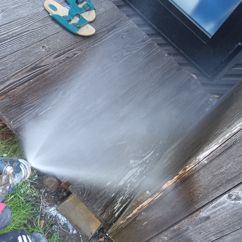 ウッドデッキにシロアリ駆除剤を散布