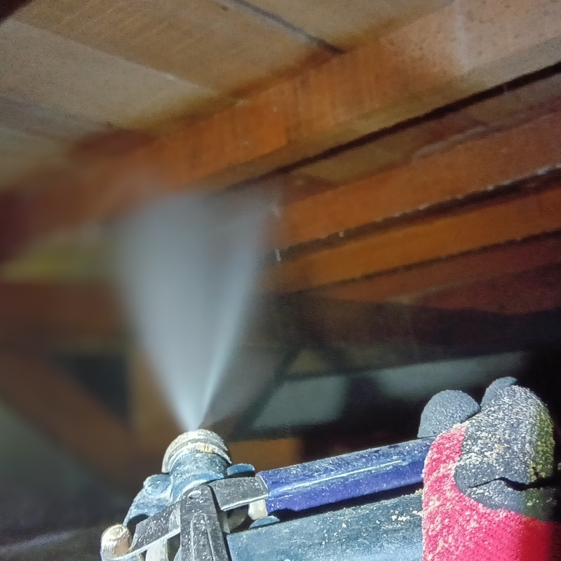 床下木材にシロアリ駆除剤を散布