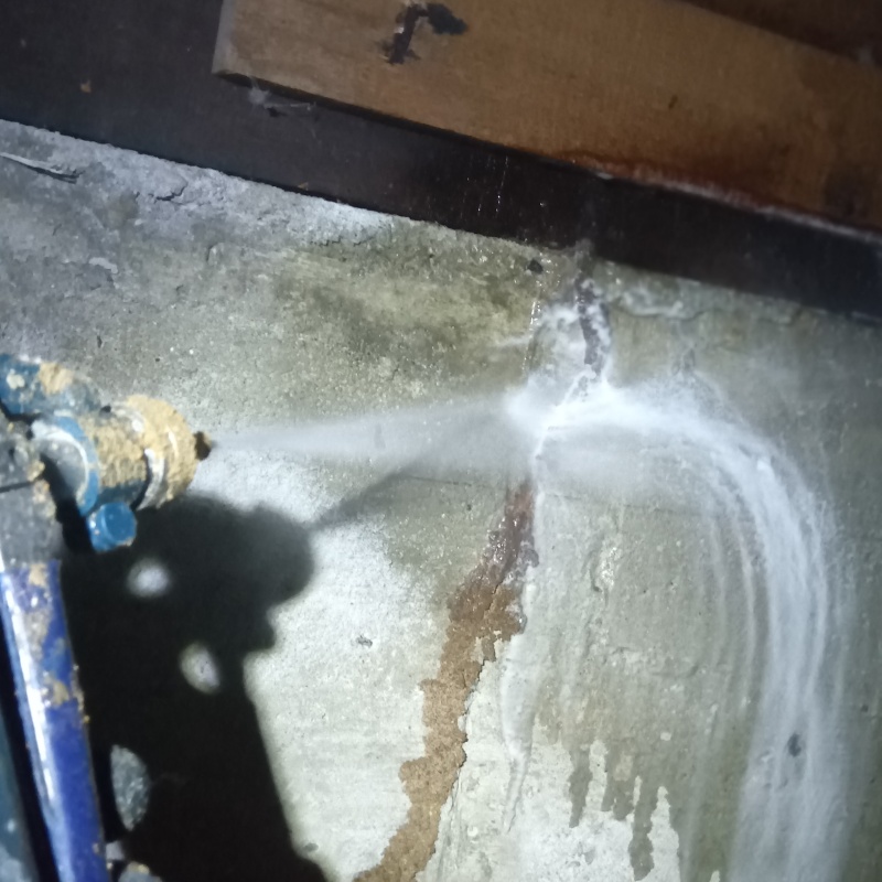 基礎にシロアリ駆除剤を散布