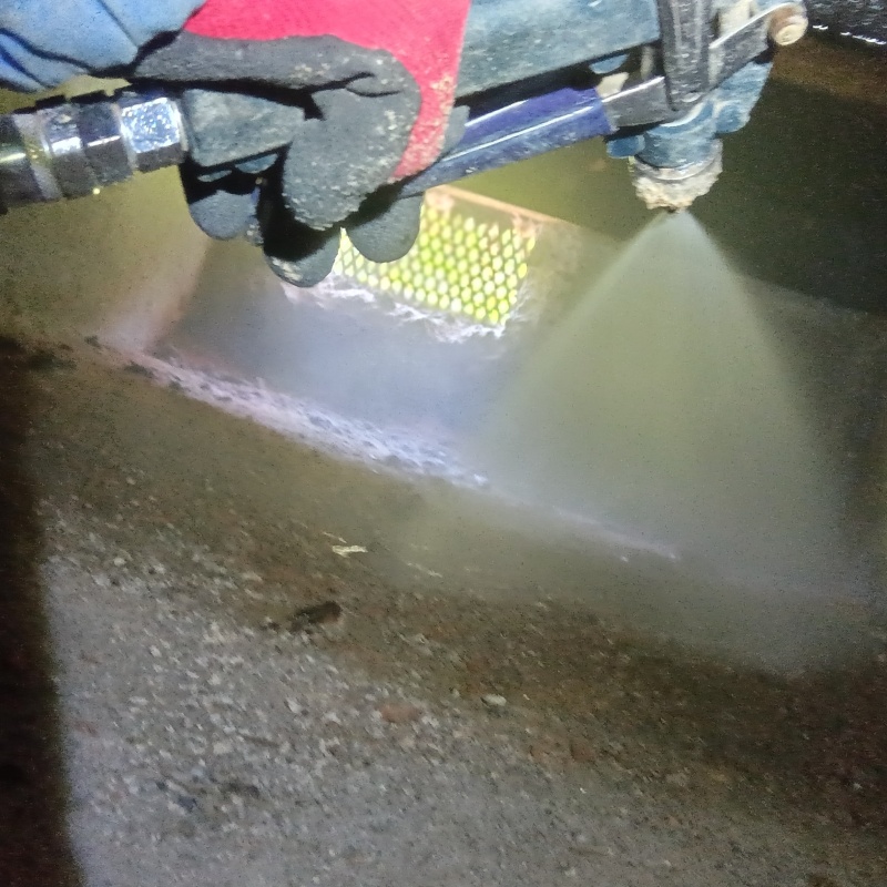 地面にシロアリ駆除剤を散布