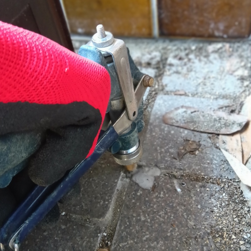 玄関床に穴を開けてシロアリ駆除剤を注入