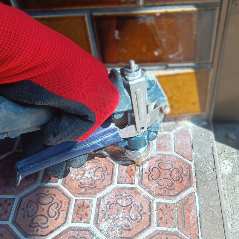 玄関床の目地からシロアリ駆除剤を注入