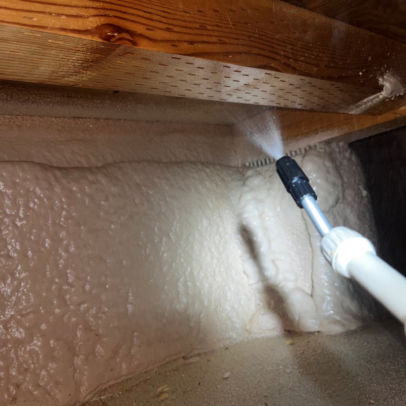 床下木材に防蟻剤を散布