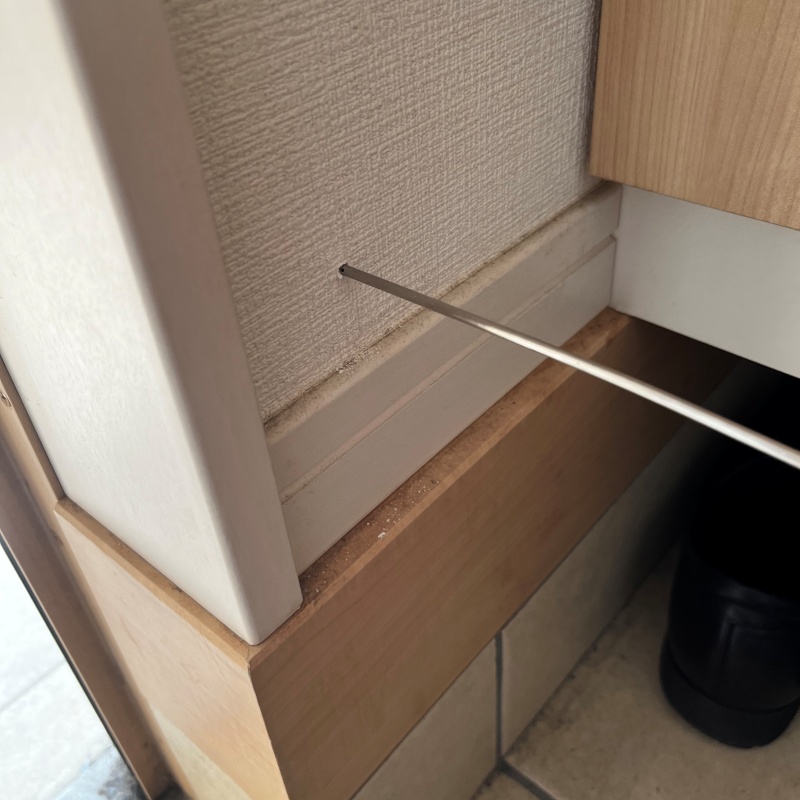 壁材に穴を開けて防蟻剤を注入