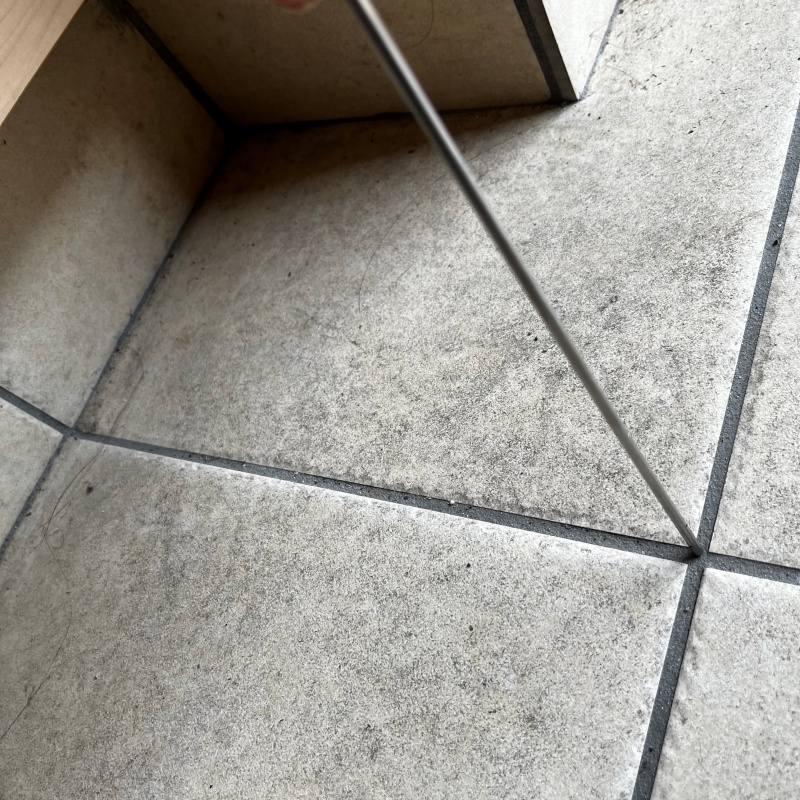 玄関床の目地から防蟻剤を注入