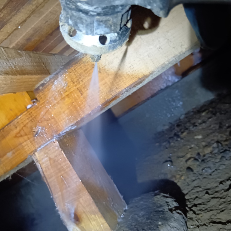 床下木材にシロアリ駆除剤を散布