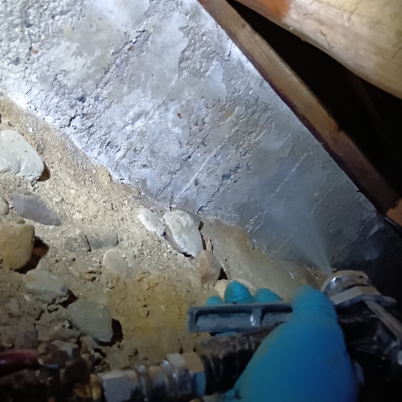 基礎にシロアリ駆除剤を散布