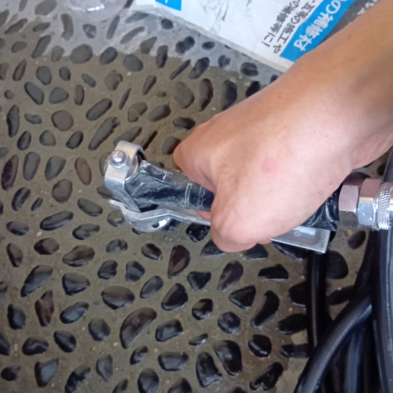 玄関床に穴を開けてシロアリ駆除剤を注入