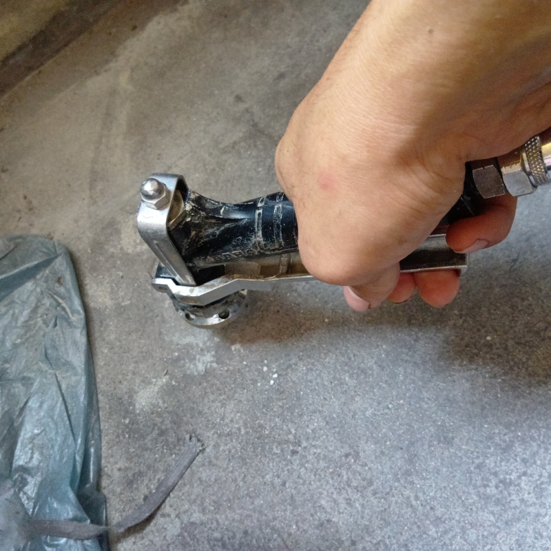 コンクリートに穴を開けてシロアリ駆除剤を注入