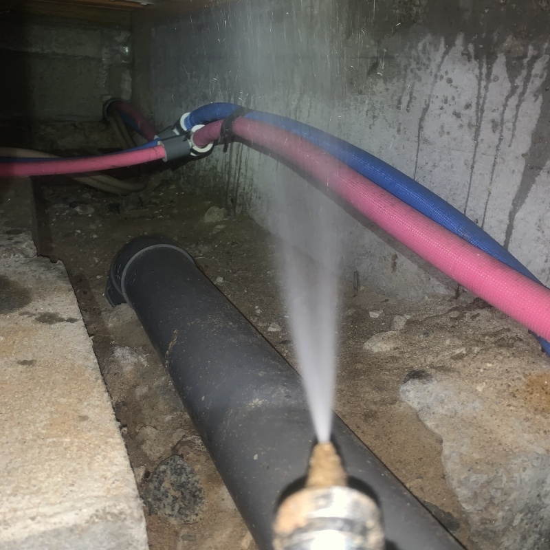 床下の基礎部分にシロアリ駆除剤を散布する様子