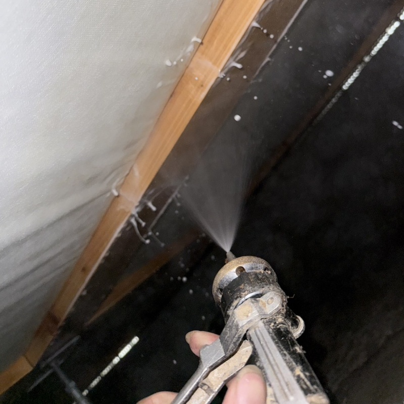 床下の木材に防蟻剤を散布する様子