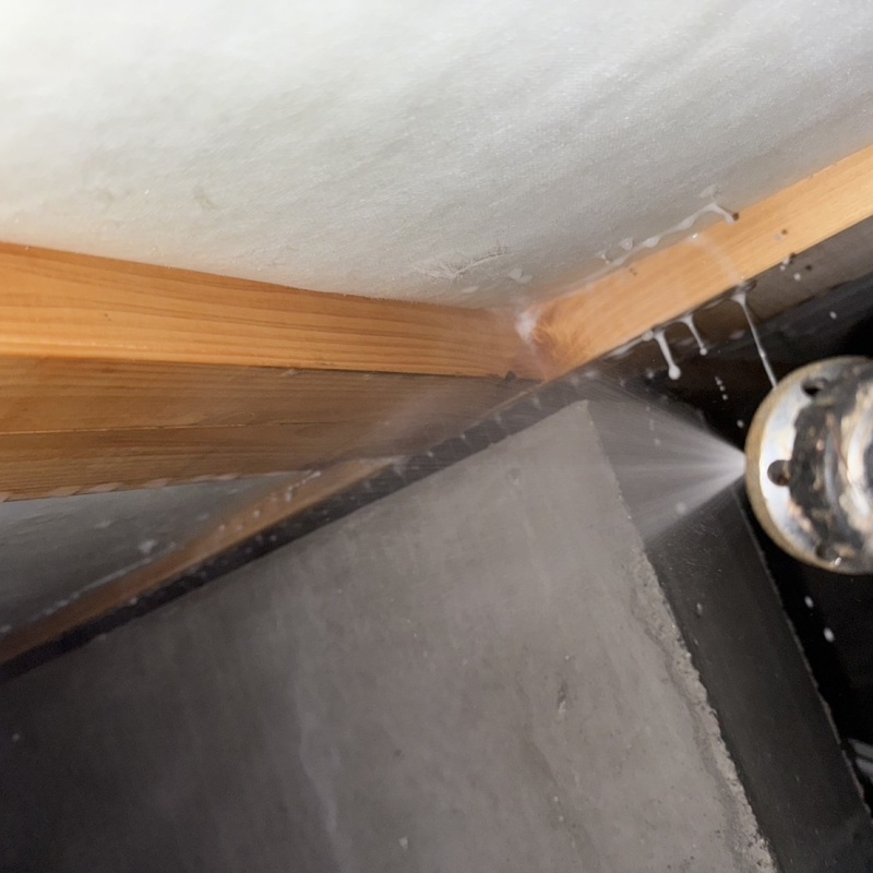 床下の木材に防蟻剤を散布する様子