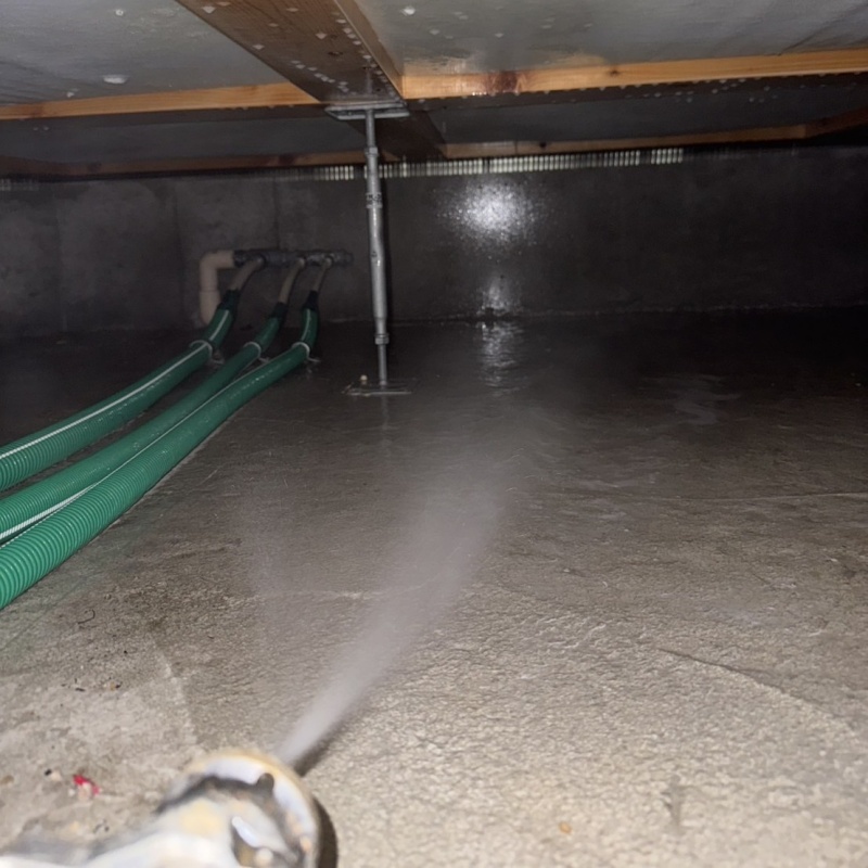 床下の土壌に防蟻剤を散布する様子