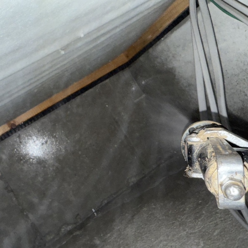 床下の基礎部分に防蟻剤を散布する様子