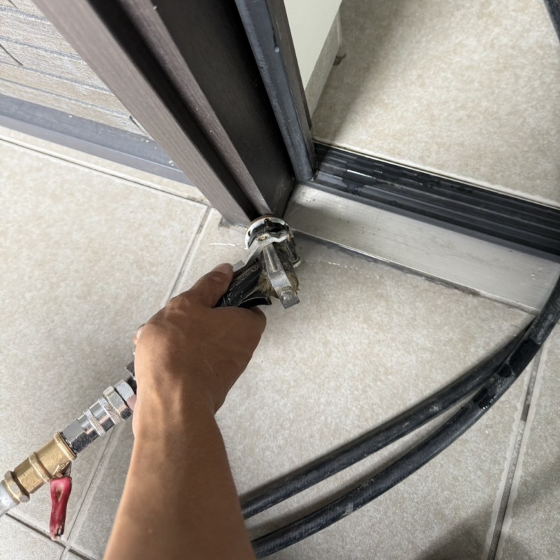 玄関の床に防蟻剤を注入する様子