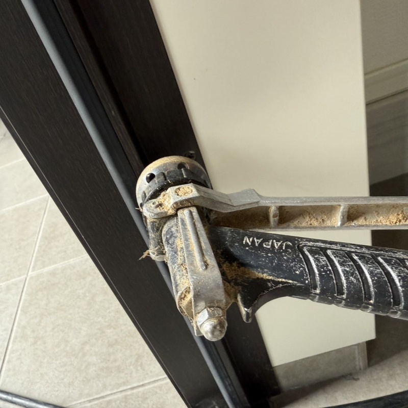 玄関のサッシ部分に防蟻剤を注入する様子