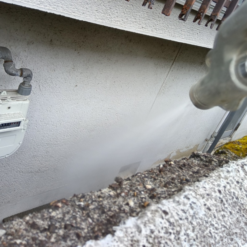 基礎回りにシロアリ駆除剤を散布する様子